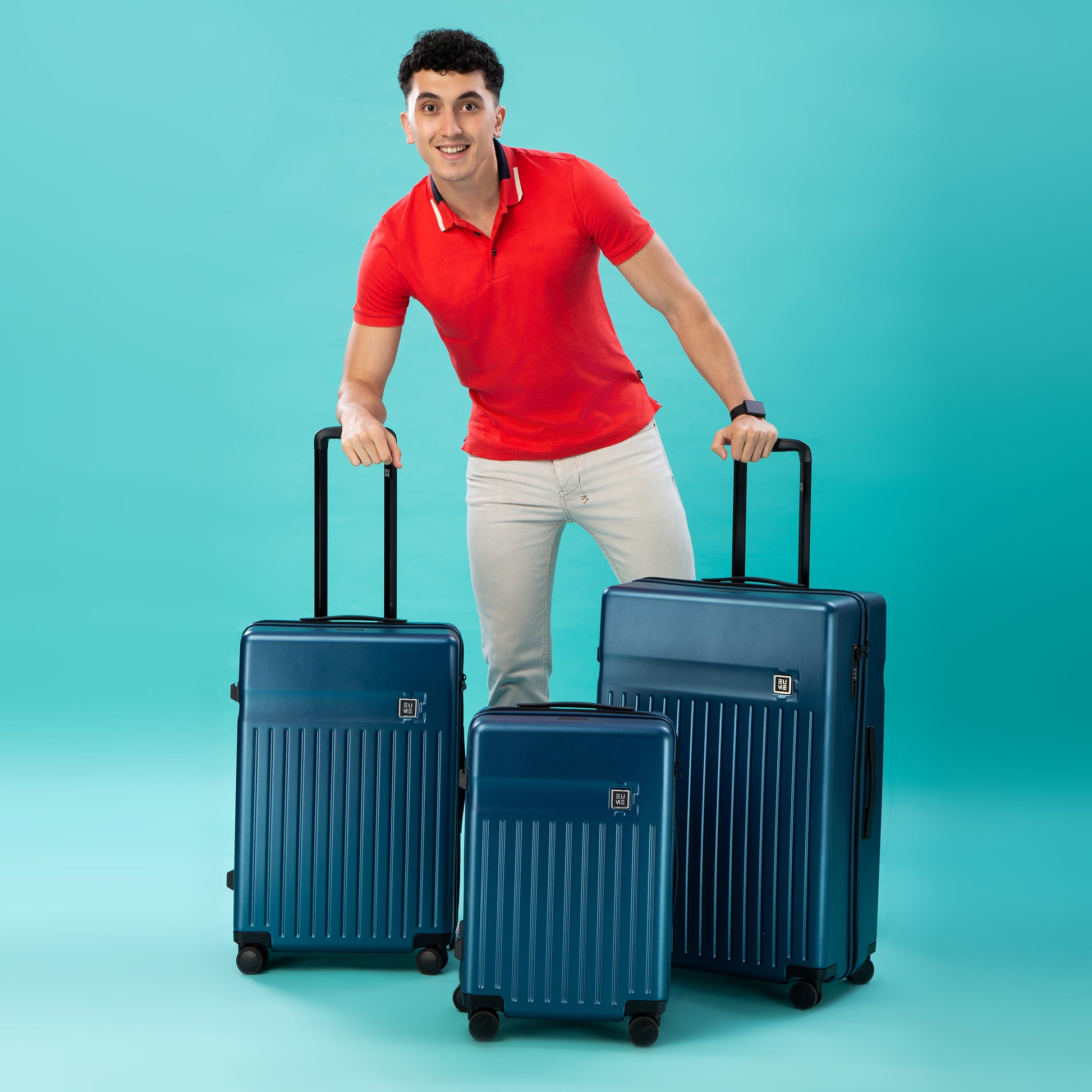 Classic set of 3 travel suitcases in stylish blue color.