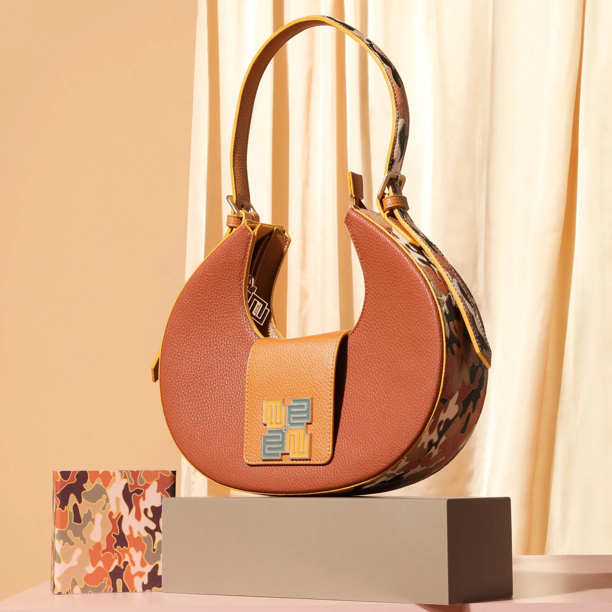 Chestnut saddle bag with stylish camouflage details and elegant design.